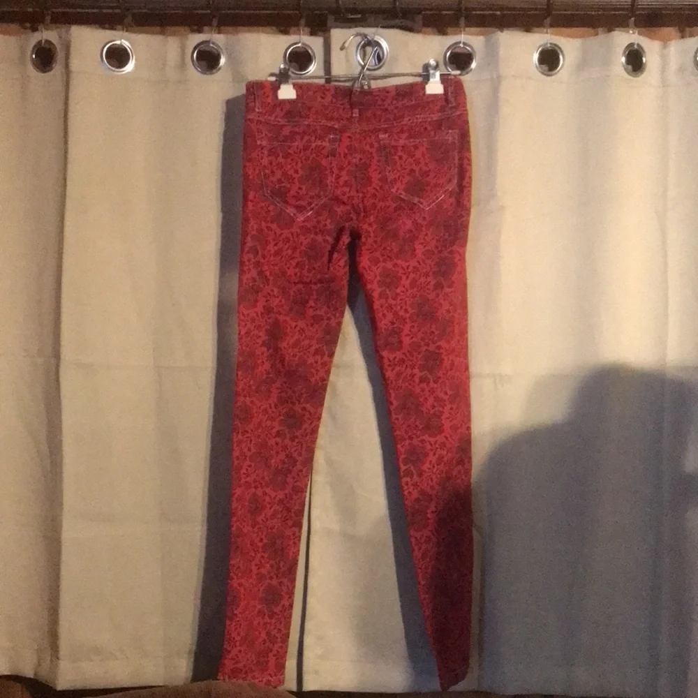 - Womans skinny jeans by cello jeans. Size 9 red with floral print - Picture 4 of 5